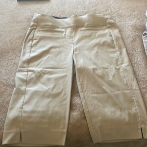 Apt. 9 Size Medium Steetchy Khaki Capris.